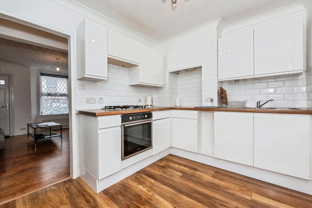 Property photo 2 of 11 Kitchen