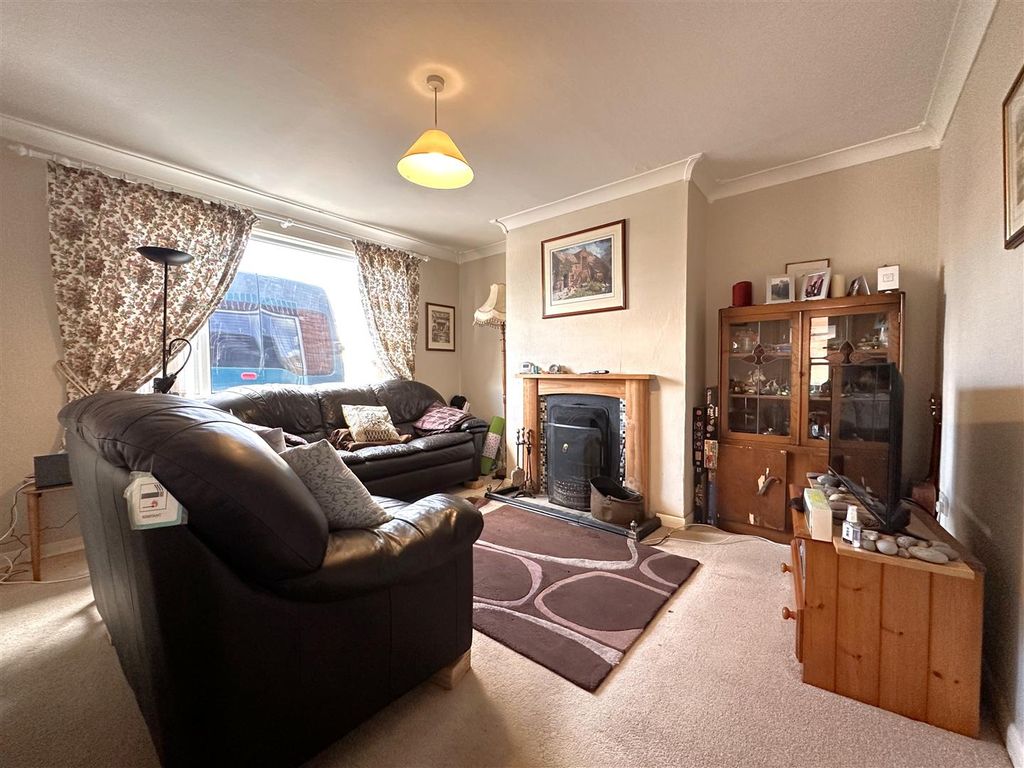 Property photo 2 of 13 Lounge 832