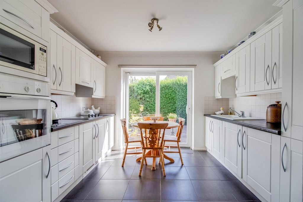 Property photo 3 of 11 Kitchen
