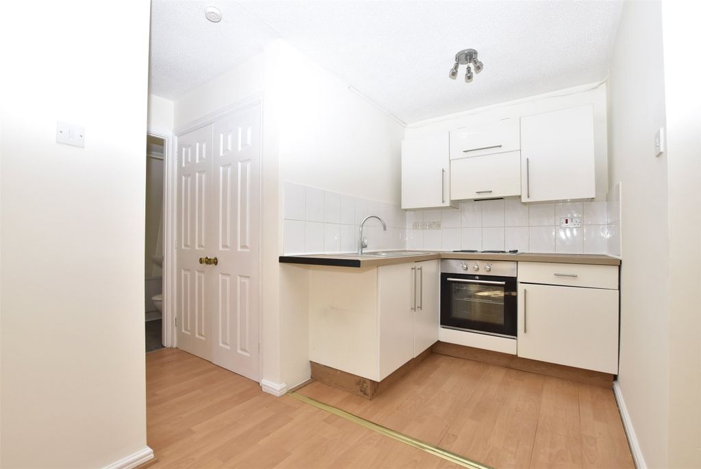 Property photo 3 of 7 Kitchen