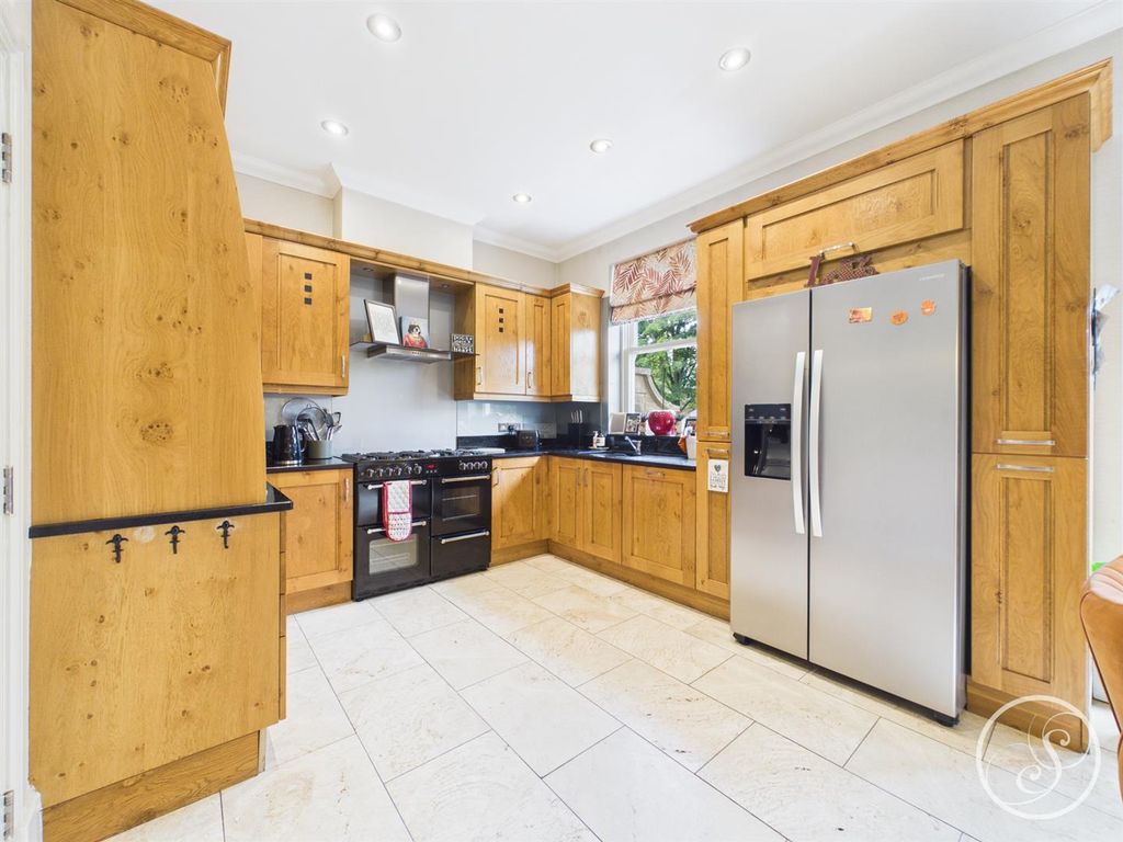 Additional image 7 of 3 bed flat for salePark Crescent, Roundhay, Leeds LS8