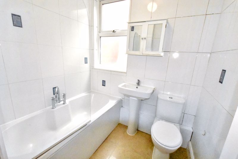 Property photo 2 of 11 Bathroom