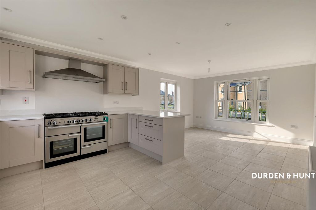 Property photo 2 of 23 Jubilee Crescent