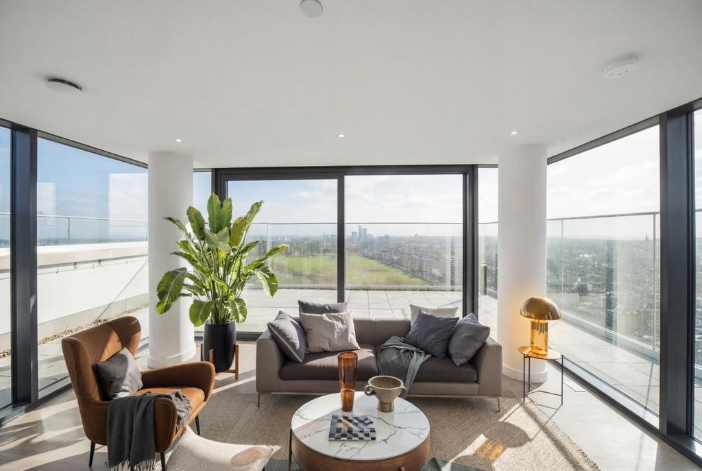 Property photo 2 of 14 Property_Ae00_Dsc...