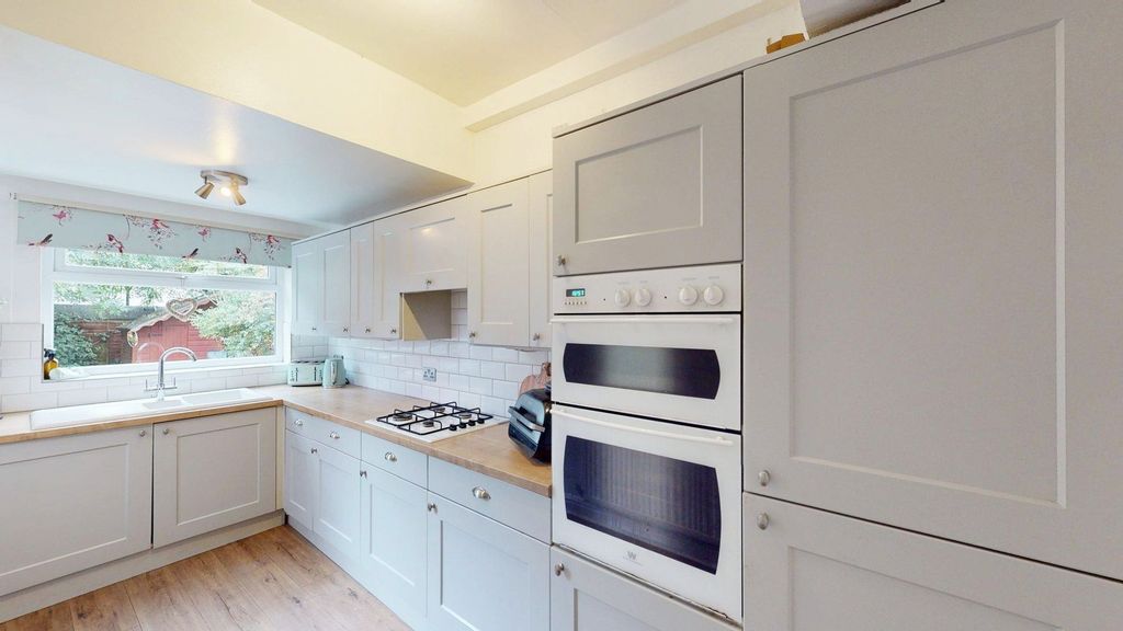 Property photo 3 of 17 Kitchen