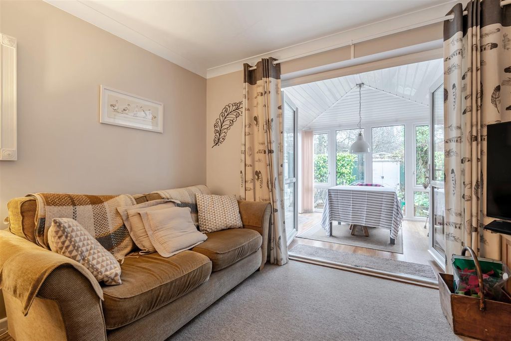 Property photo 3 of 10 Lounge