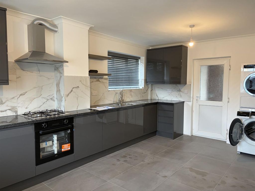 Property photo 3 of 14 Kitchen 2.Jpg