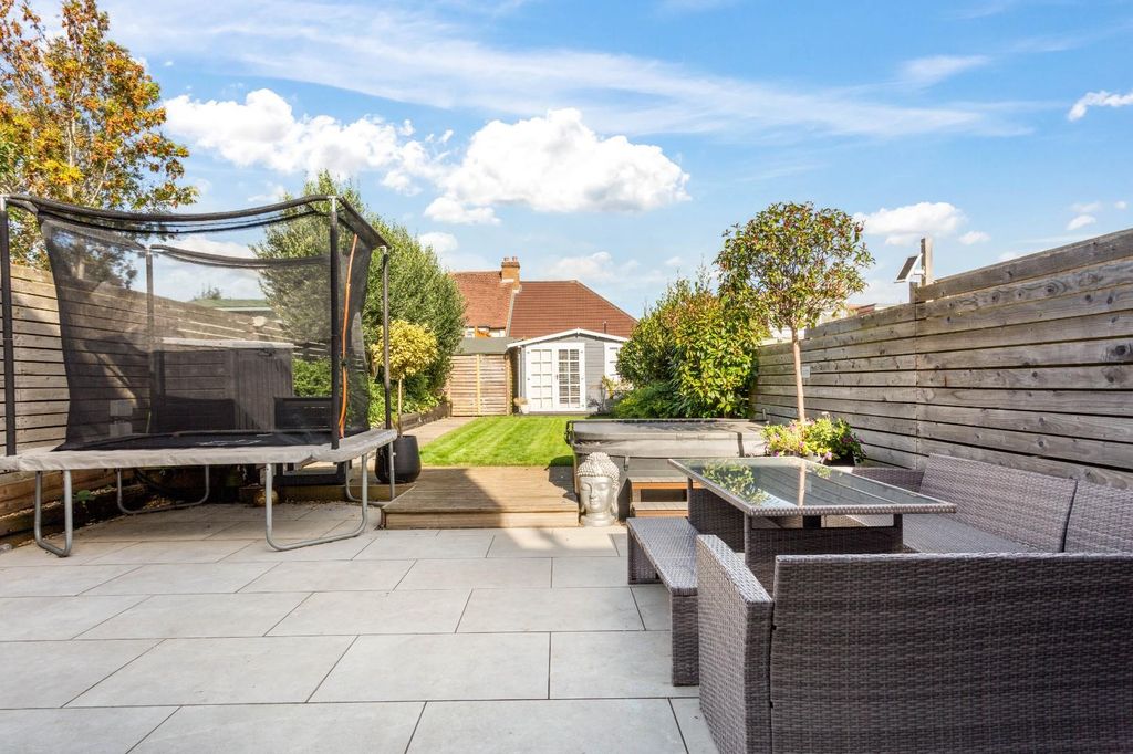 Property photo 3 of 25 Burlington Gardens-7.Jpg