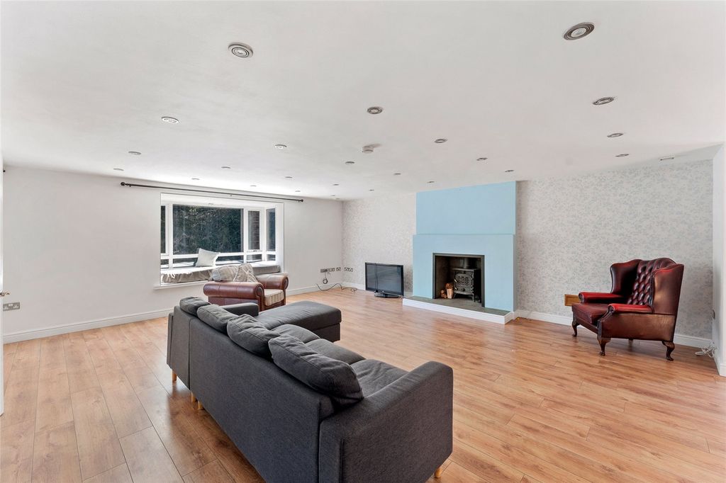 Property photo 3 of 27 Lounge