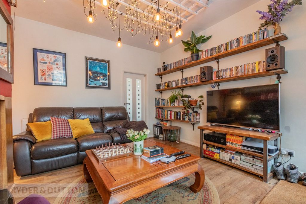 Property photo 2 of 17 Lounge