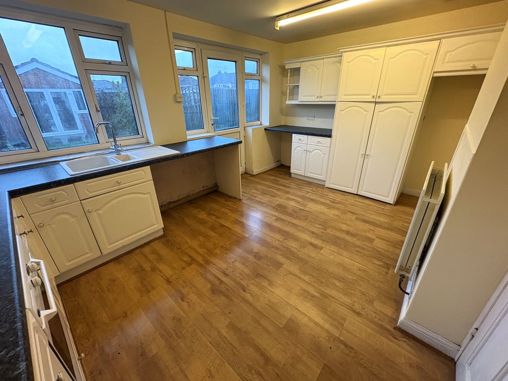 Property photo 3 of 10 Kitchen