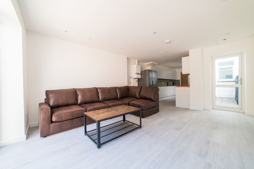 Property photo 2 of 18 Call 02920 668585 To Secure Your Viewing _5