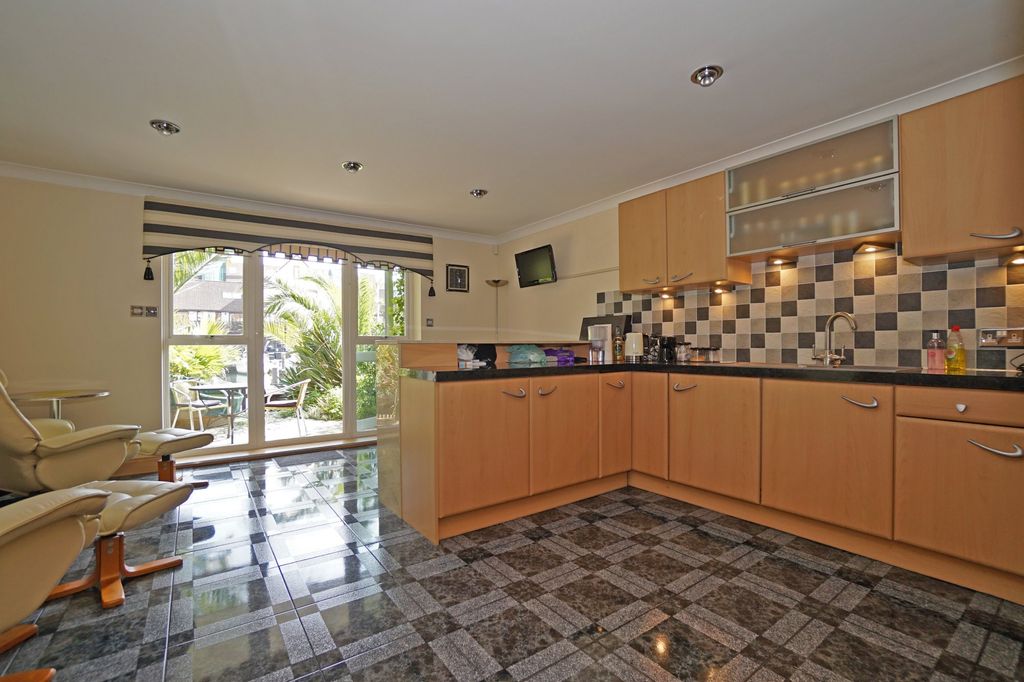 Property photo 2 of 35