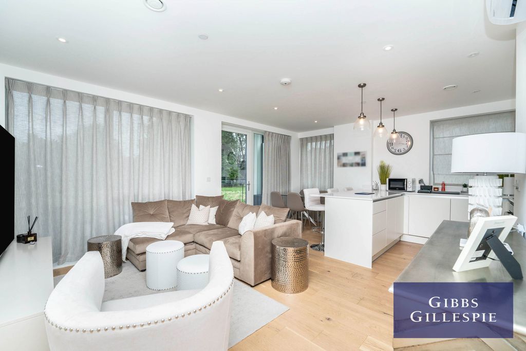 Property photo 2 of 11 1