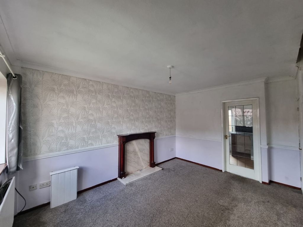 Property photo 3 of 9 Livingroom