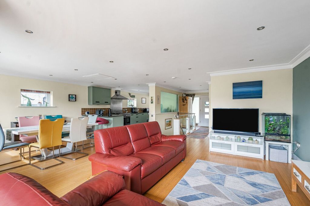 Property photo 3 of 25