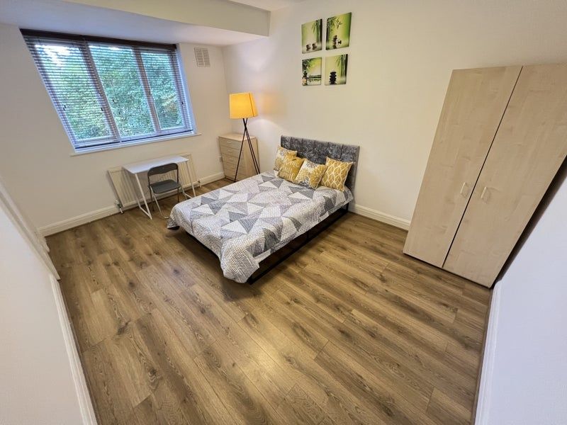 Property photo 2 of 10 A Bright And Inviting Double Bedroom Featuring A l...