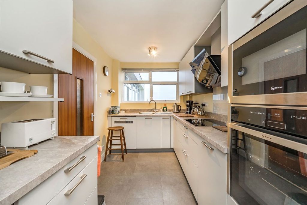 Property photo 3 of 6