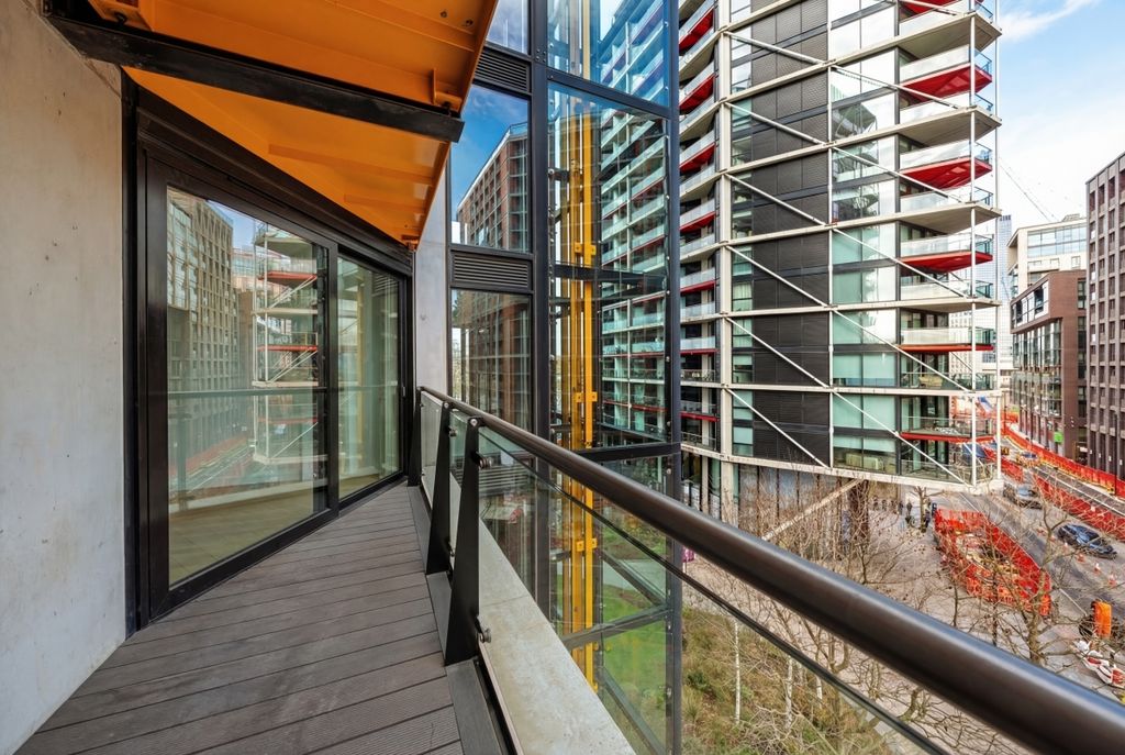 Property photo 2 of 13 Riverlight Quay-5