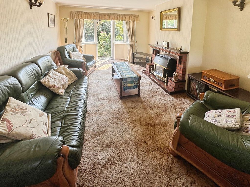 Property photo 3 of 14 Lounge