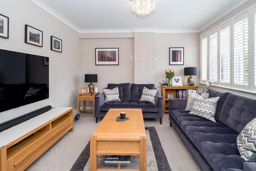 Property photo 2 of 28 Lounge