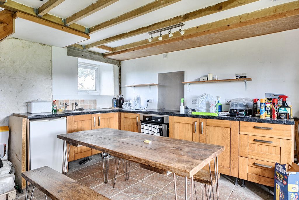 Property photo 3 of 18 Kitchen