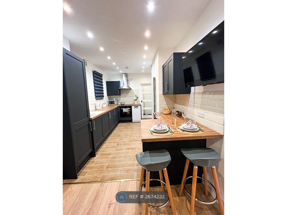 Property photo 3 of 11 Kitchen