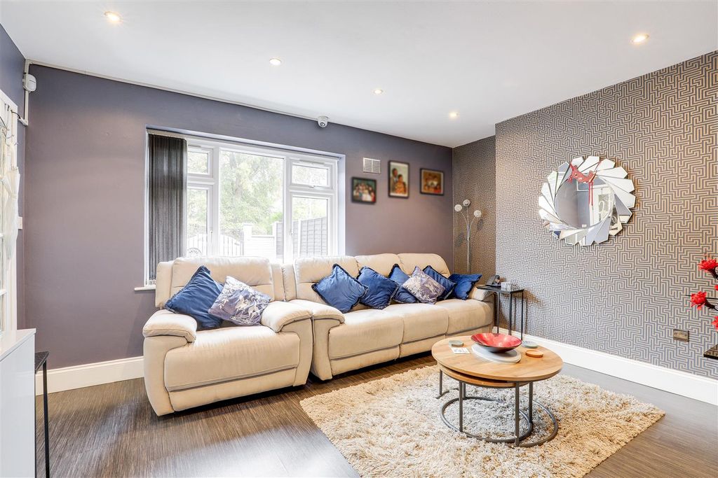 Property photo 3 of 22 11040.Jpg