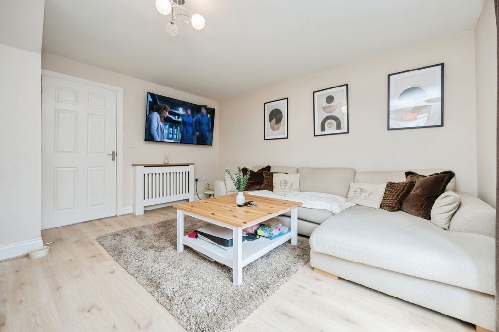 Property photo 3 of 21 Lounge