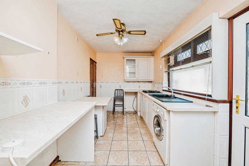 Property photo 2 of 20