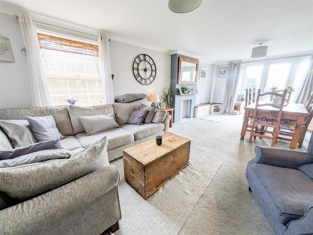 Property photo 2 of 25