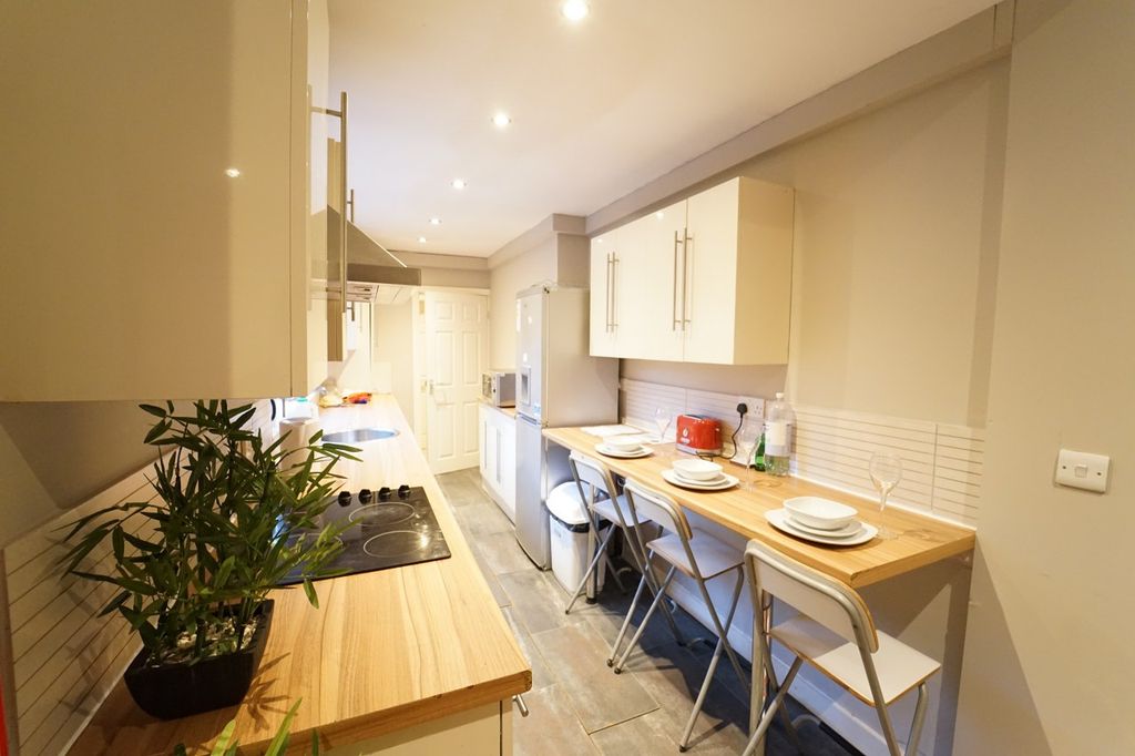 Property photo 3 of 7 Dining