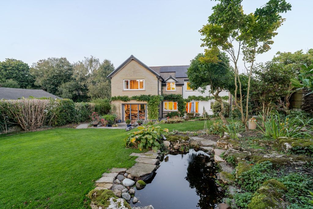 Property photo 1 of 28