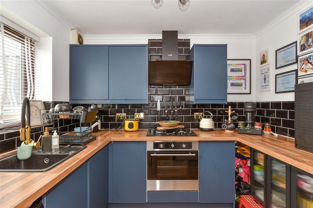 Property photo 3 of 11 Kitchen