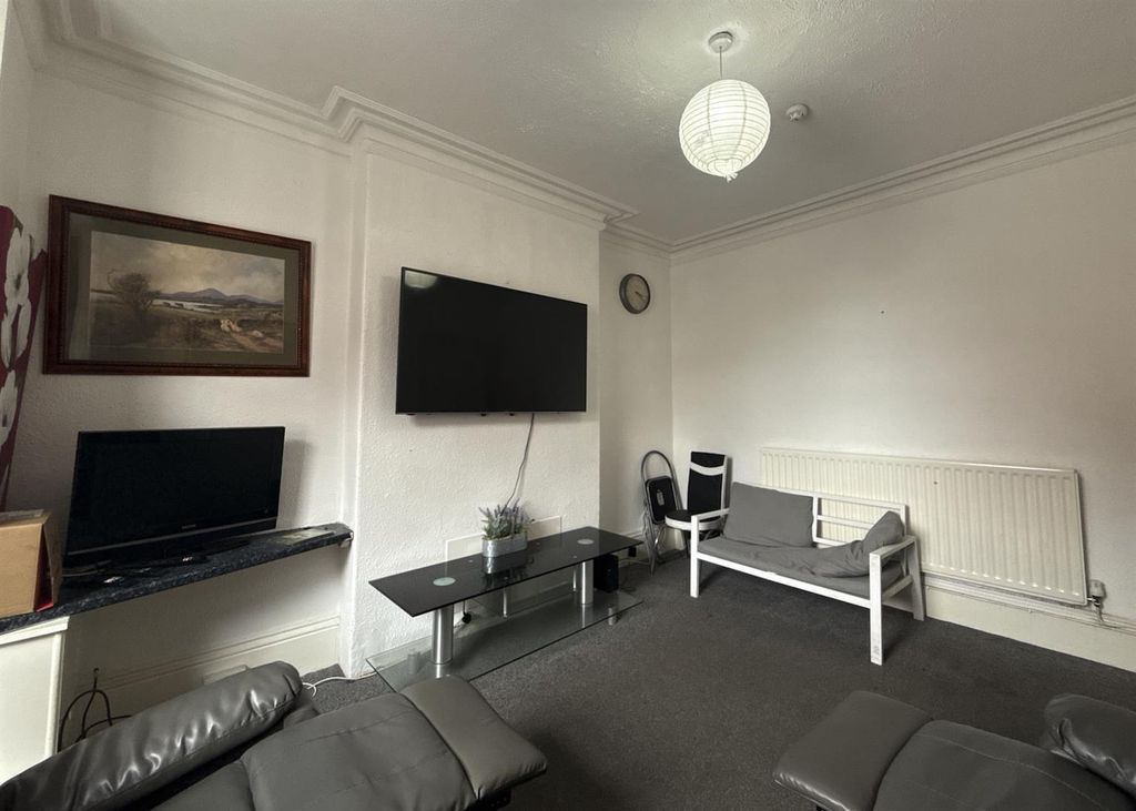 Property photo 1 of 19 Lounge