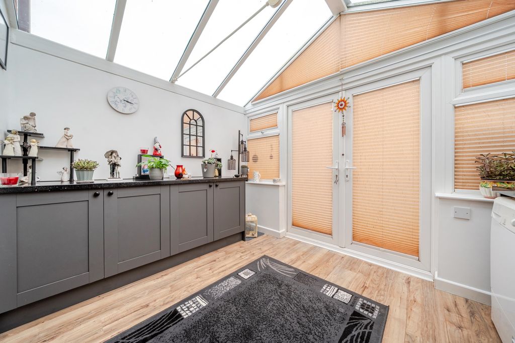 Property photo 3 of 16 Conservatory