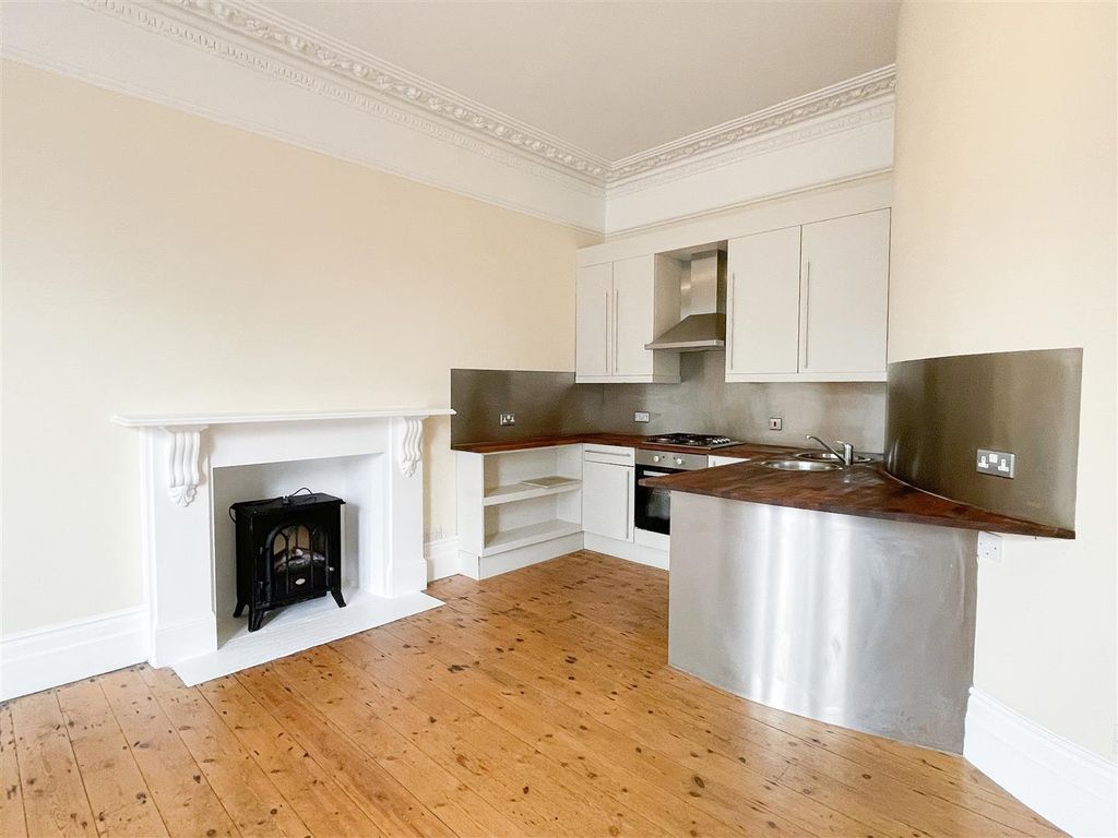 Property photo 2 of 11 Living Room/Kitchen