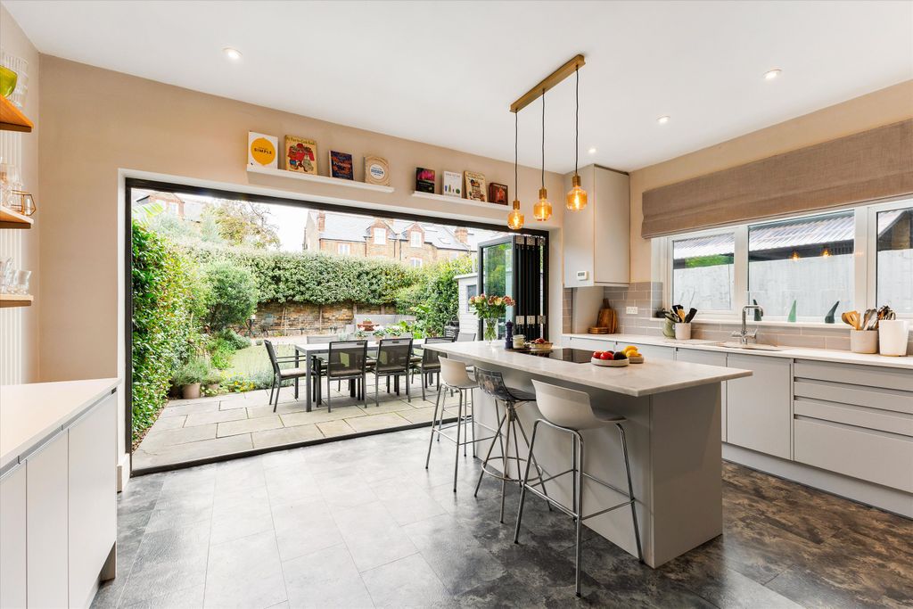 Property photo 2 of 16 Image