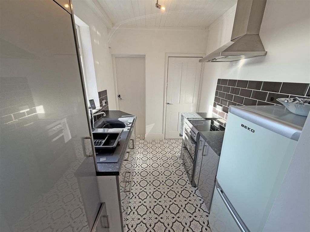 Property photo 3 of 9 Kitchen.Jpg