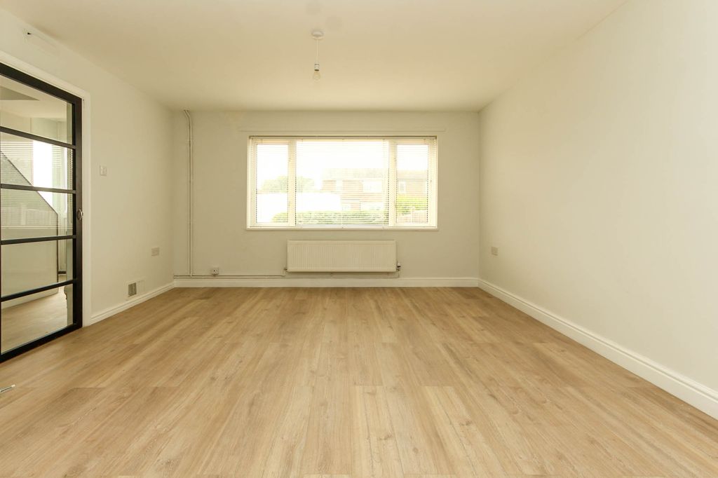 Property photo 3 of 12 Lounge