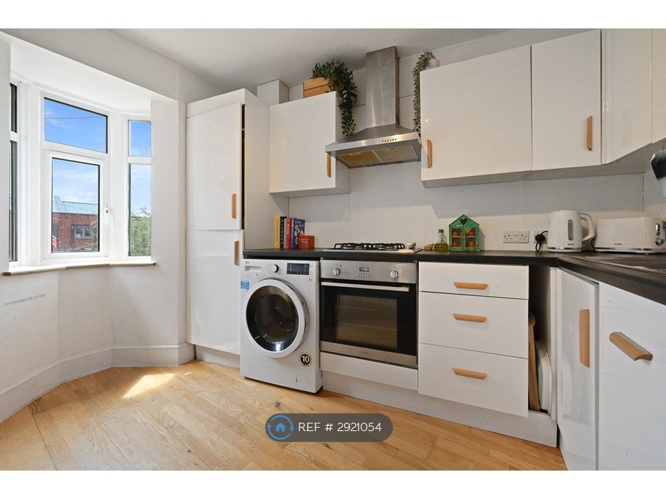 Property photo 3 of 9 Kitchen 1