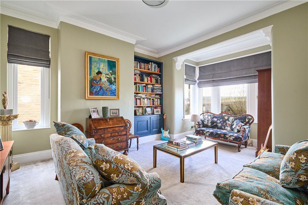 Property photo 3 of 31 Living Room