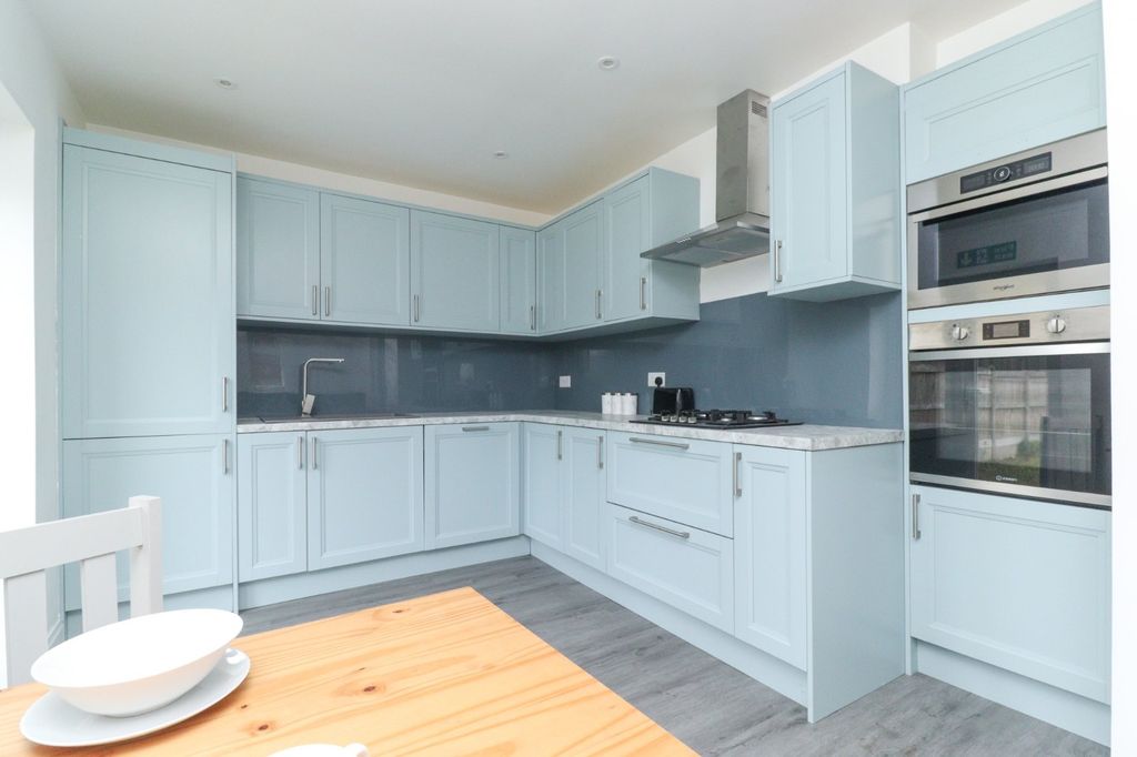 Property photo 3 of 12 Picture 3