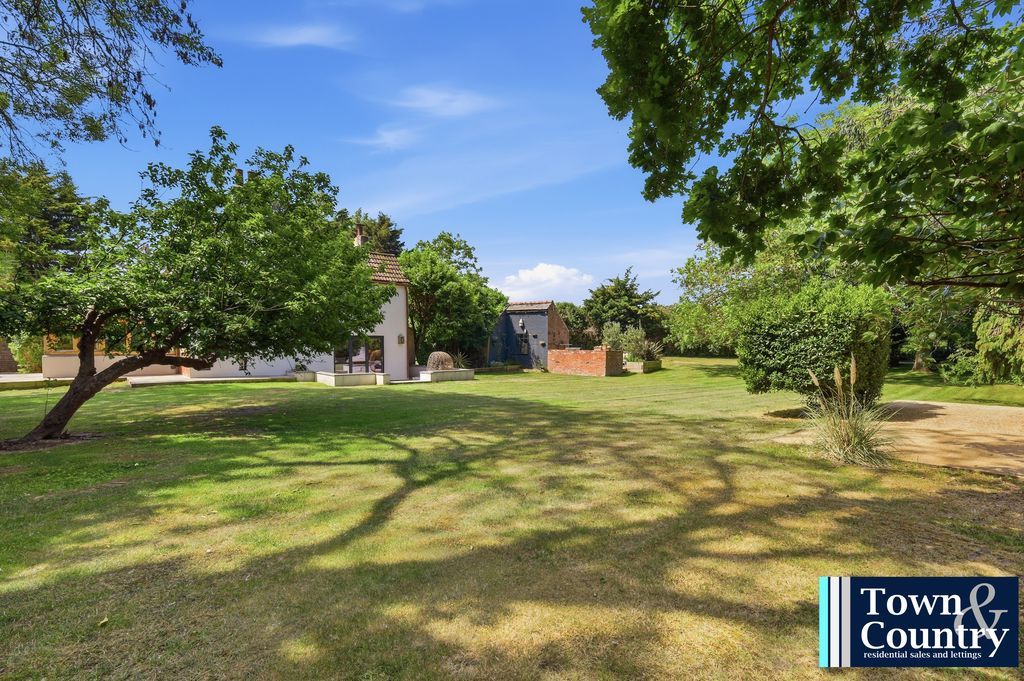 Property photo 3 of 38 The Green