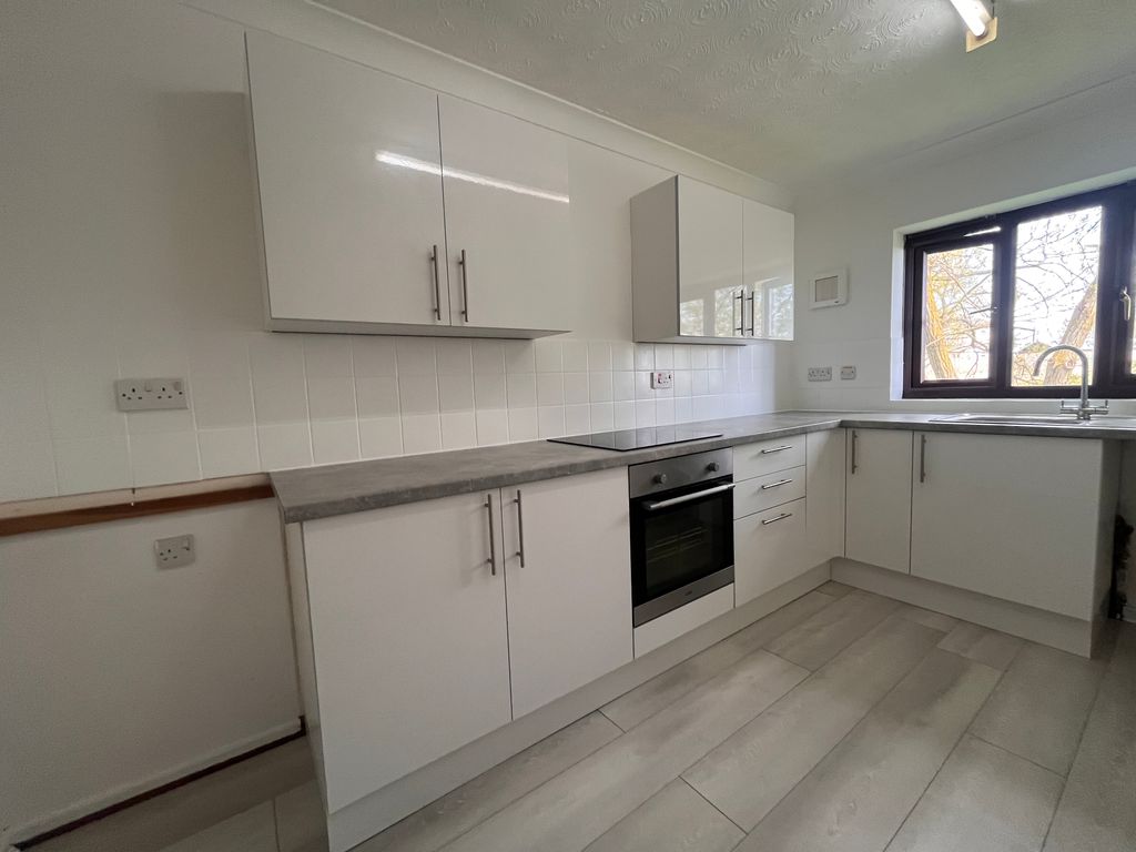 Property photo 2 of 6 Kitchen