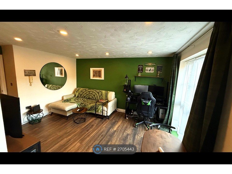 Property photo 1 of 13 Living Room