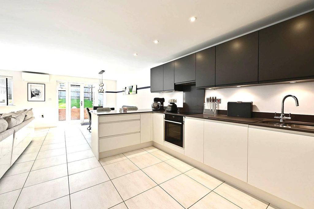 Property photo 3 of 18 Kitchen
