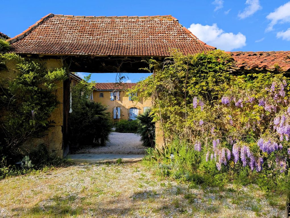 Property photo 2 of 32