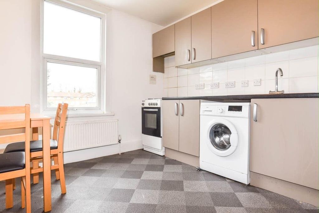 Property photo 3 of 7 Kitchen