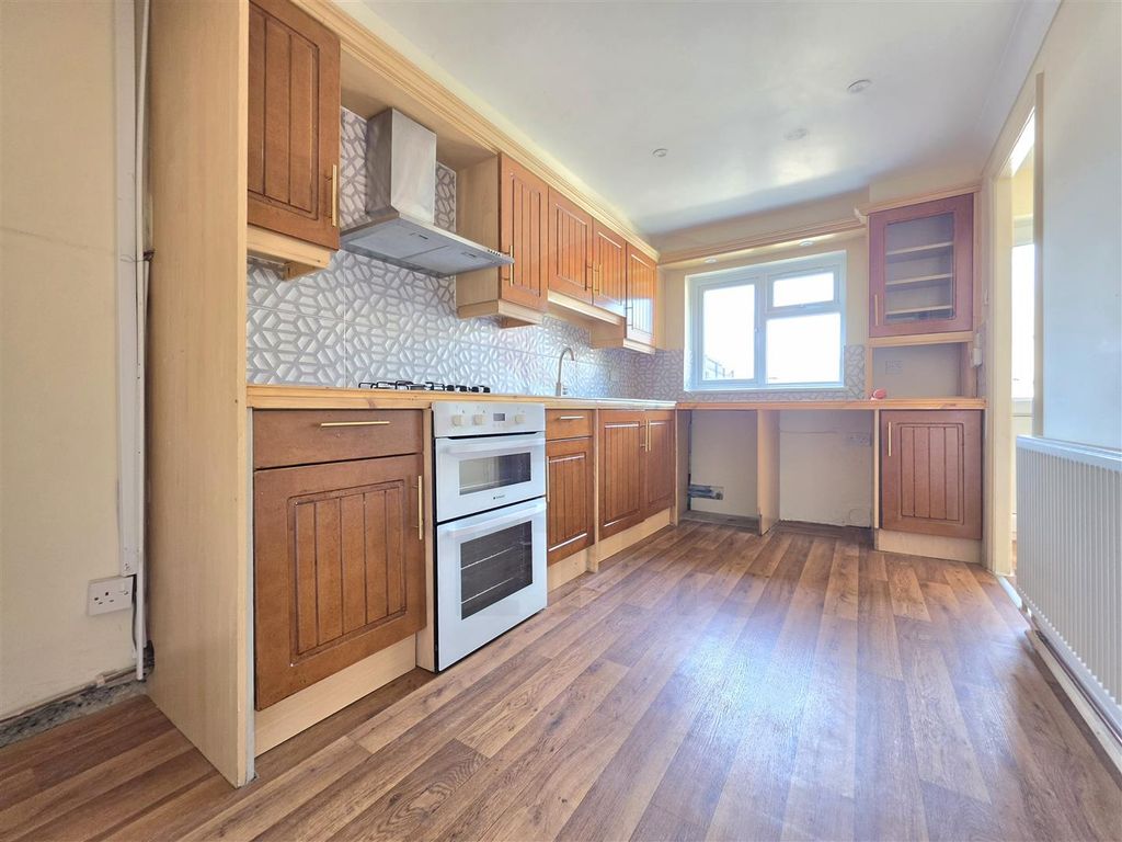 Property photo 2 of 11 Kitchen